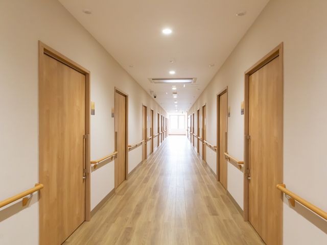明るい長い廊下 廊下 広々とした明るい廊下です。安全な手すりが設置されており、移動しやすい作りになっています。