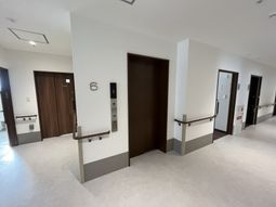 広い明るい廊下