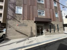 看板のある外観