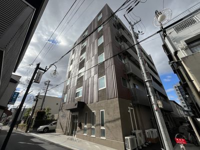 落ち着いた外観の建物