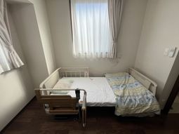 明るい窓際の居室