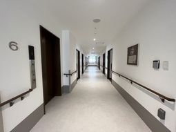 手すりの設置された廊下