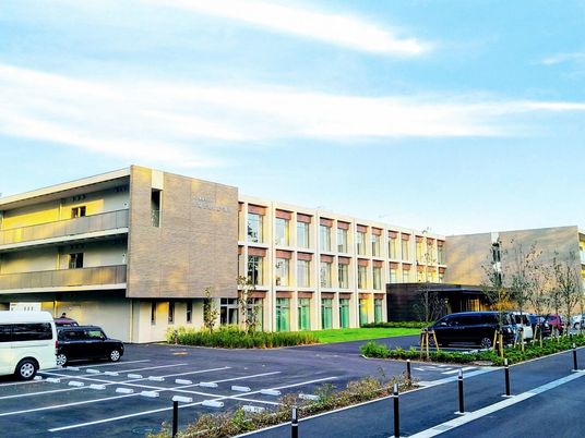 明るい外観の建物  