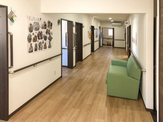 広々とした明るい廊下