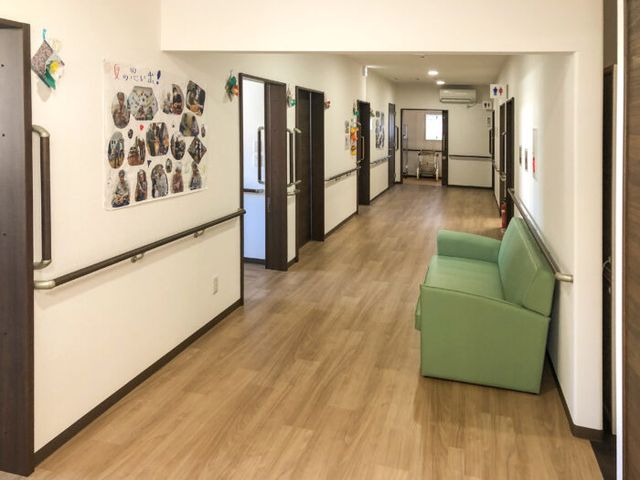 広々とした明るい廊下 廊下 清掃が行き届いた廊下で、居住者様への日々の支援を行います。お待ちしております。