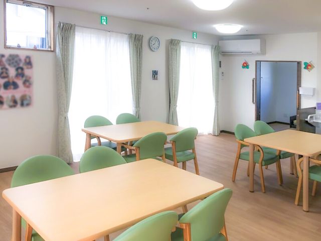 清潔で広い食堂 ダイニングルーム 採光が良く、清潔な食堂で働けます。居心地の良い空間作りに貢献していただくスタッフを募集しています。