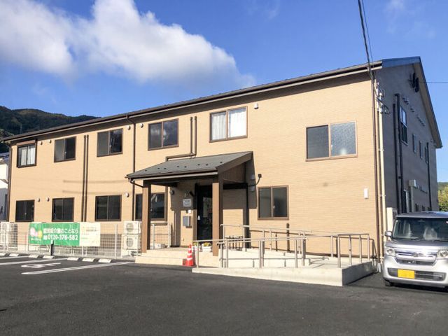 広々とした駐車場の建物 外観 清潔感あふれる外観の施設でスタッフとして勤務し、地域社会に貢献しませんか。