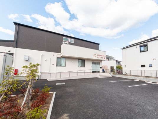 白亜の建物と駐車場