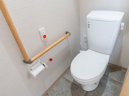 手すり付き安全なトイレ