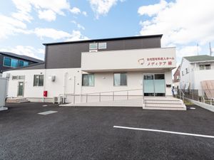 明るい外観の施設