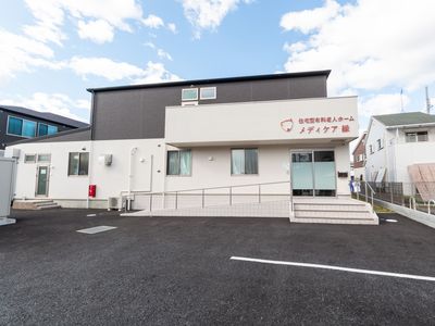 明るい外観の施設