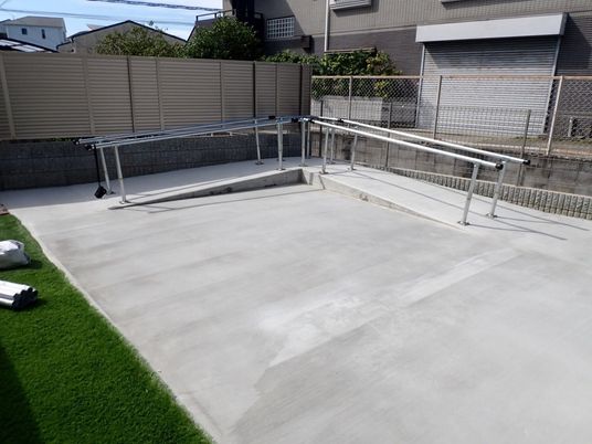 白亜の建物と駐車場