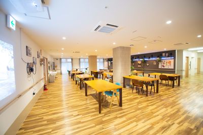 ゆったりとした食堂の風景