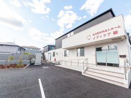 白と灰色の外観