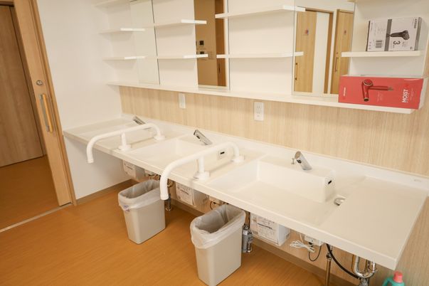 清潔な洗面台の職場