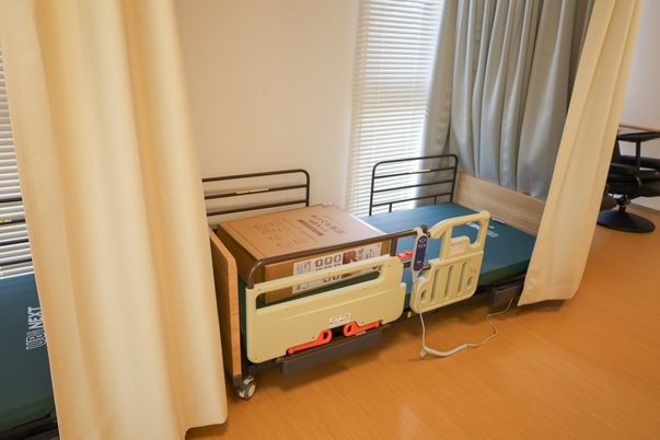整った居室のベッド