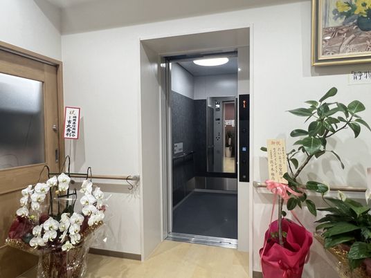 エレベーター前の綺麗な空間