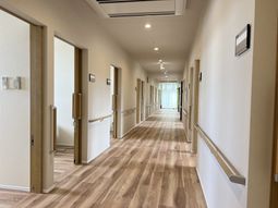 明るく広々とした廊下