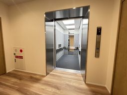 広々としたエレベーター