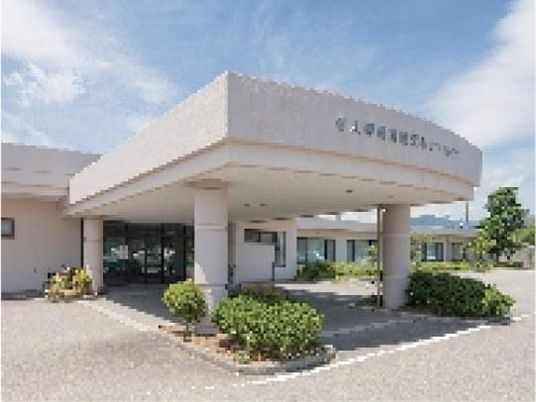 施設の正面外観  