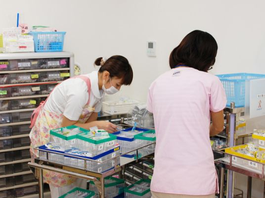 薬の準備中のスタッフ