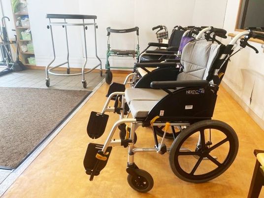車椅子並ぶ機能訓練室  