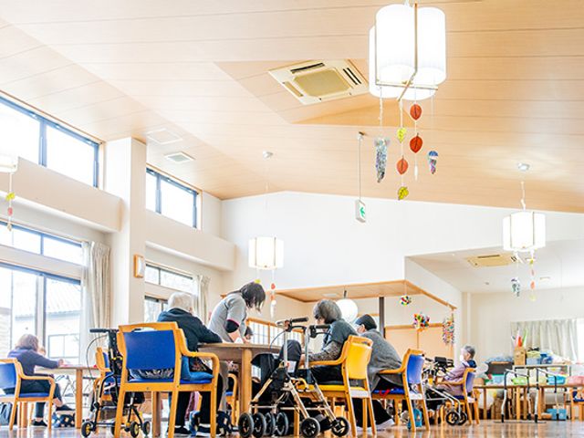 自然光が入る部屋 食堂 自然光がたっぷり差し込む広々とした空間で、入居者が集いコミュニケーションを楽しむことができます。