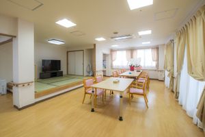 介助スタッフと利用者の中庭