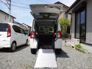 送迎車とスロープの外観  