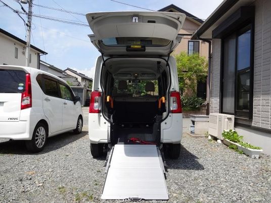送迎車とスロープの外観  