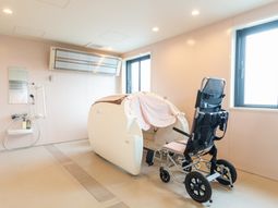 入浴設備と車椅子の部屋