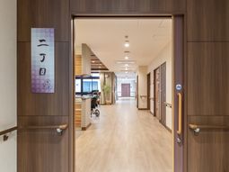 光差し込む廊下