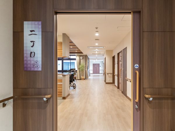 光差し込む廊下