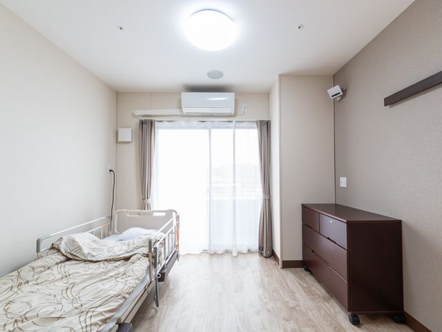 自然光が入る居室 居室 明るい日差しが差し込む居室です。シンプルで快適な環境で、穏やかな時間を提供します。