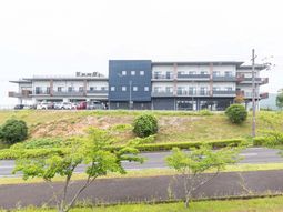 緑豊かな建物の外観