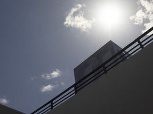 建物と青空の外観  