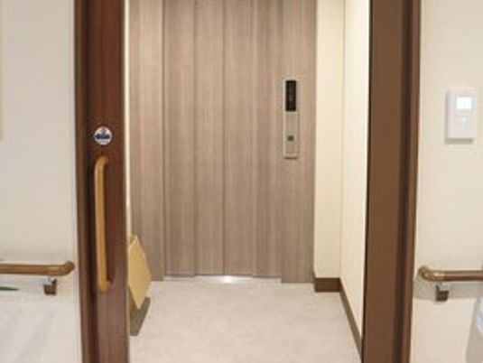 廊下の突き当たりにある扉  