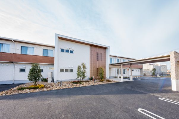 開放的な空間の施設外観