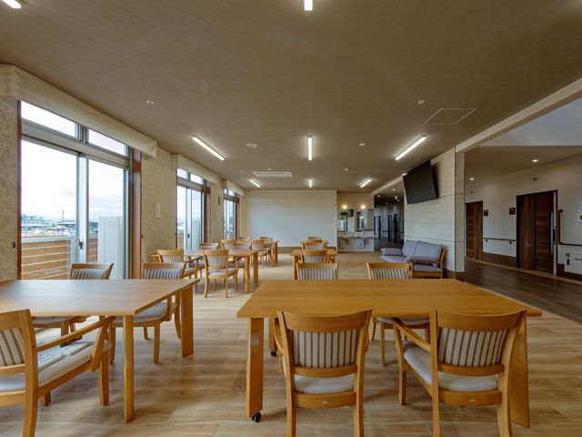 広々とした共有ダイニング ダイニングルーム 開放感あふれるダイニングで、ご利用者様の食事サポートを通じて笑顔を作り出すお仕事です。