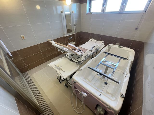 清潔感ある浴室 浴室 広々とした浴室には手すりがあり、安全にご入浴いただけるよう配慮されています。