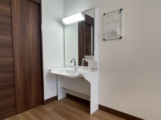 清潔な洗面台のある空間