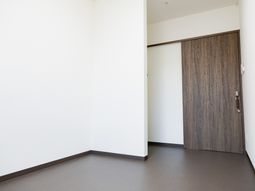 木目調の扉が特徴の居室