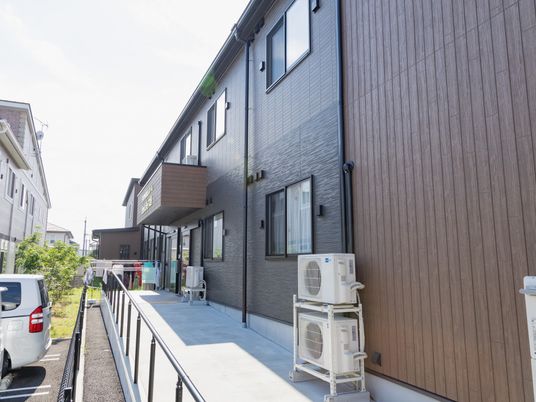 モダンな外観の建物