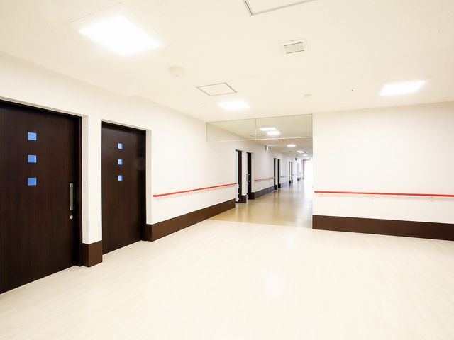 手入れの行き届いた廊下 廊下 清潔感あふれるこの廊下で、快適な勤務環境をお約束します。