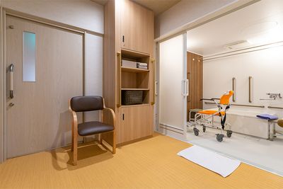 木製の扉と椅子がある浴室