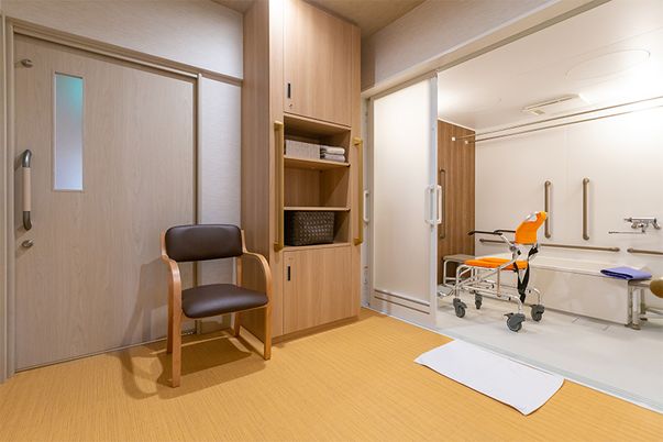 木製の扉と椅子がある浴室