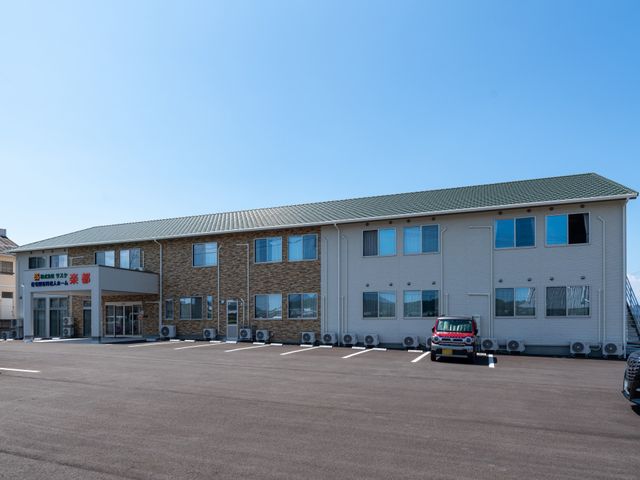 ゆったりした外観の建物 外観 広々とした駐車場を備え、日差しが降り注ぐ清潔な外観です。安心してご利用いただける環境が整っております。
