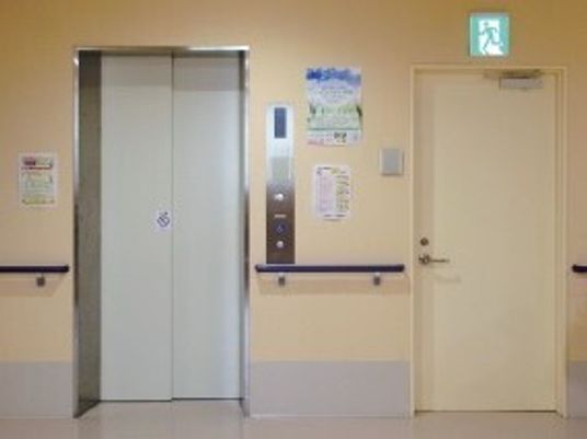 快適な移動のエレベーター前
