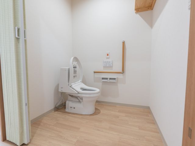 安心設計の洗面所 トイレ 手すり付きで安全に配慮された清潔なトイレ空間です。使い勝手の良さも配慮されています。