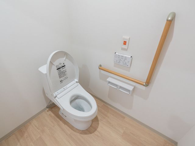 バリアフリートイレ トイレ 床に段差がなく、手すりがついている洋式トイレです。安全かつ快適にご利用いただける設計となっております。